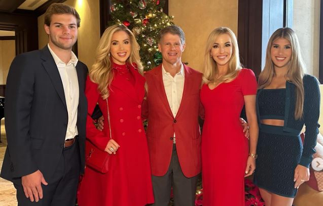 Gracie Hunt with her parents Tavia Shackles and Clark Hunt and siblings Knobel Hunt and Ava Hunt